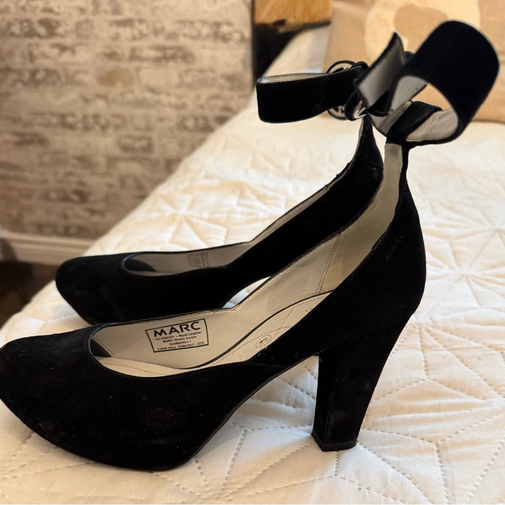Black Velvet Women's Block Heels